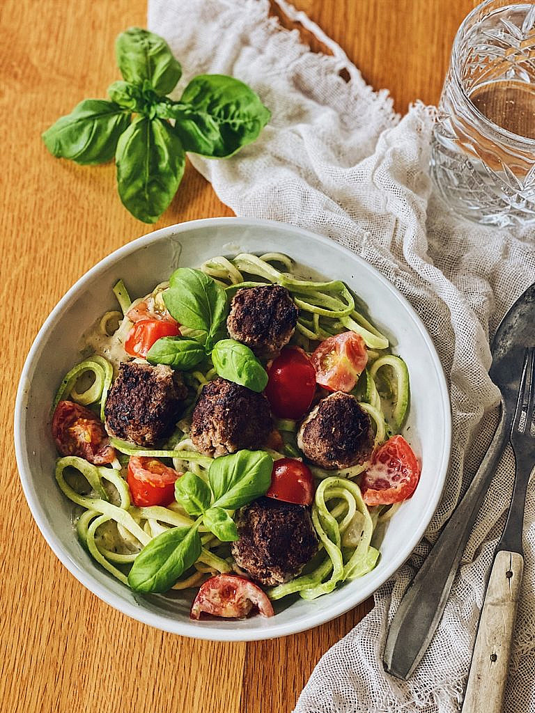 Zucchini Zoodles mit Tomaten und Hackbällchen - Fashion Kitchen