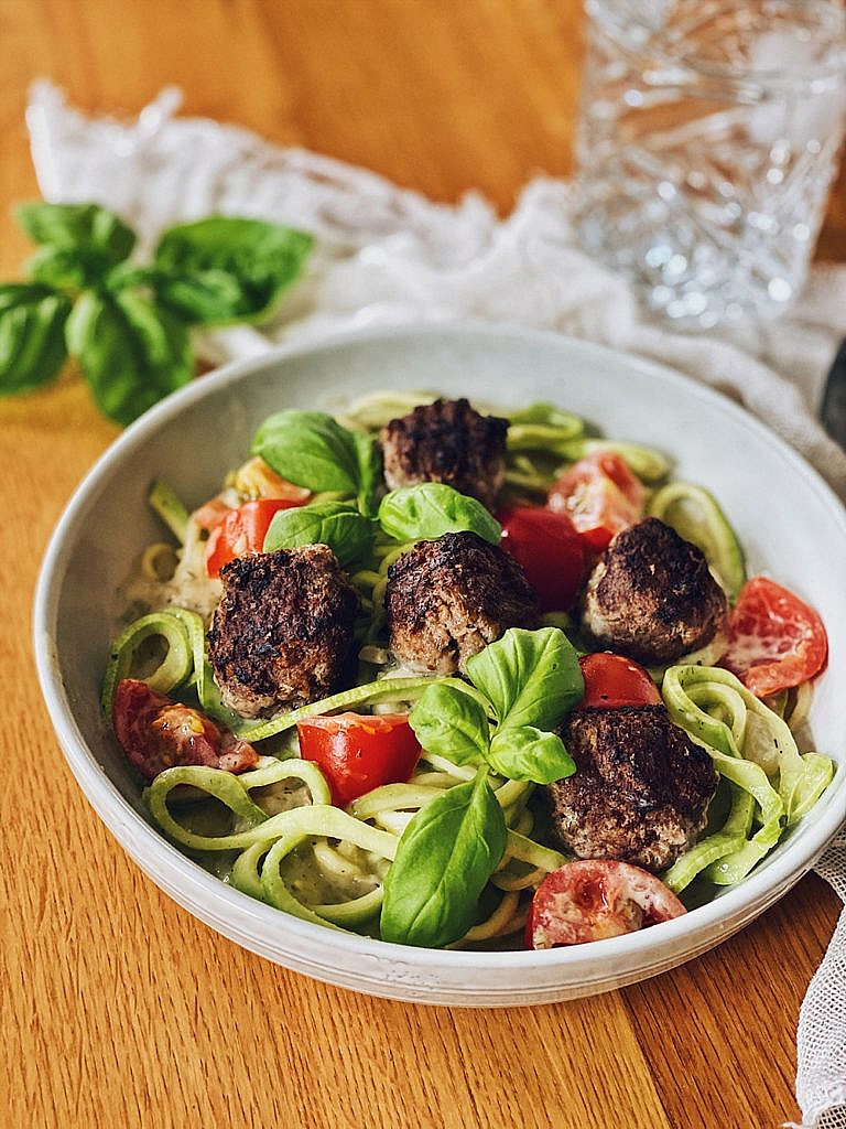 Zucchini Zoodles mit Tomaten und Hackbällchen