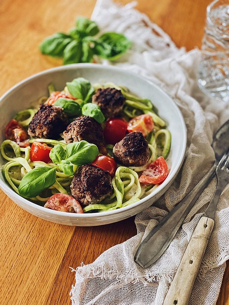 Zucchini Zoodles mit Tomaten und Hackbällchen