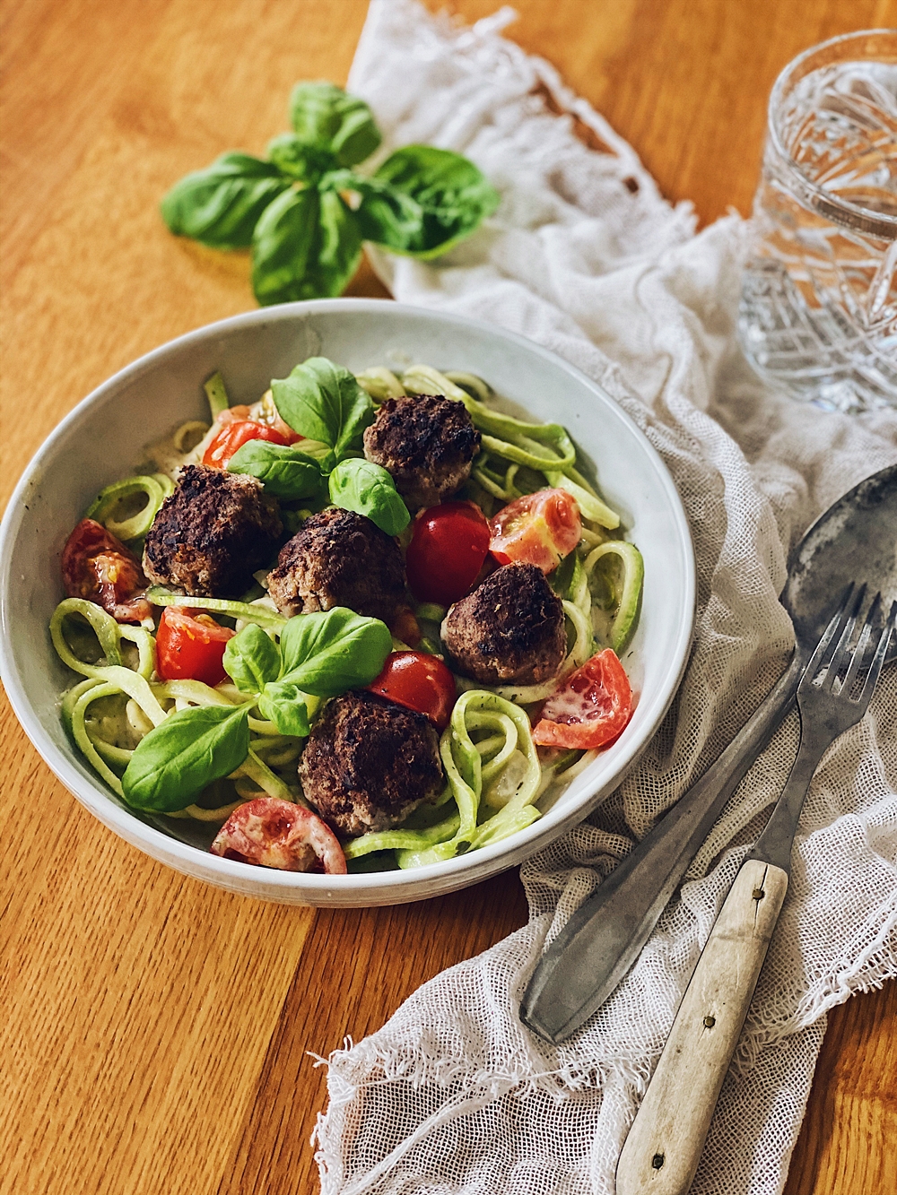 Zucchini Zoodles mit Tomaten und Hackbällchen - Fashion Kitchen