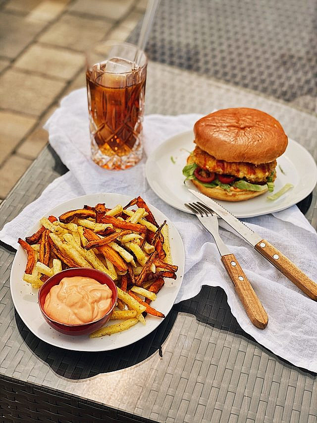 Spicy Chicken Burger mit KartoffelKarotten Pommes & Sriracha Mayo