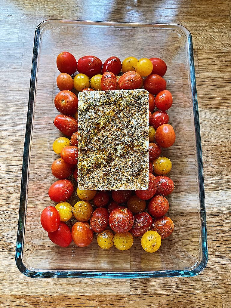 gebackene Tomaten-Feta-Pasta aus dem Ofen