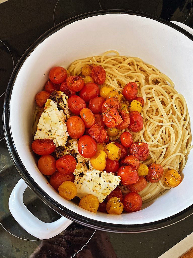 gebackene Tomaten-Feta-Pasta aus dem Ofen