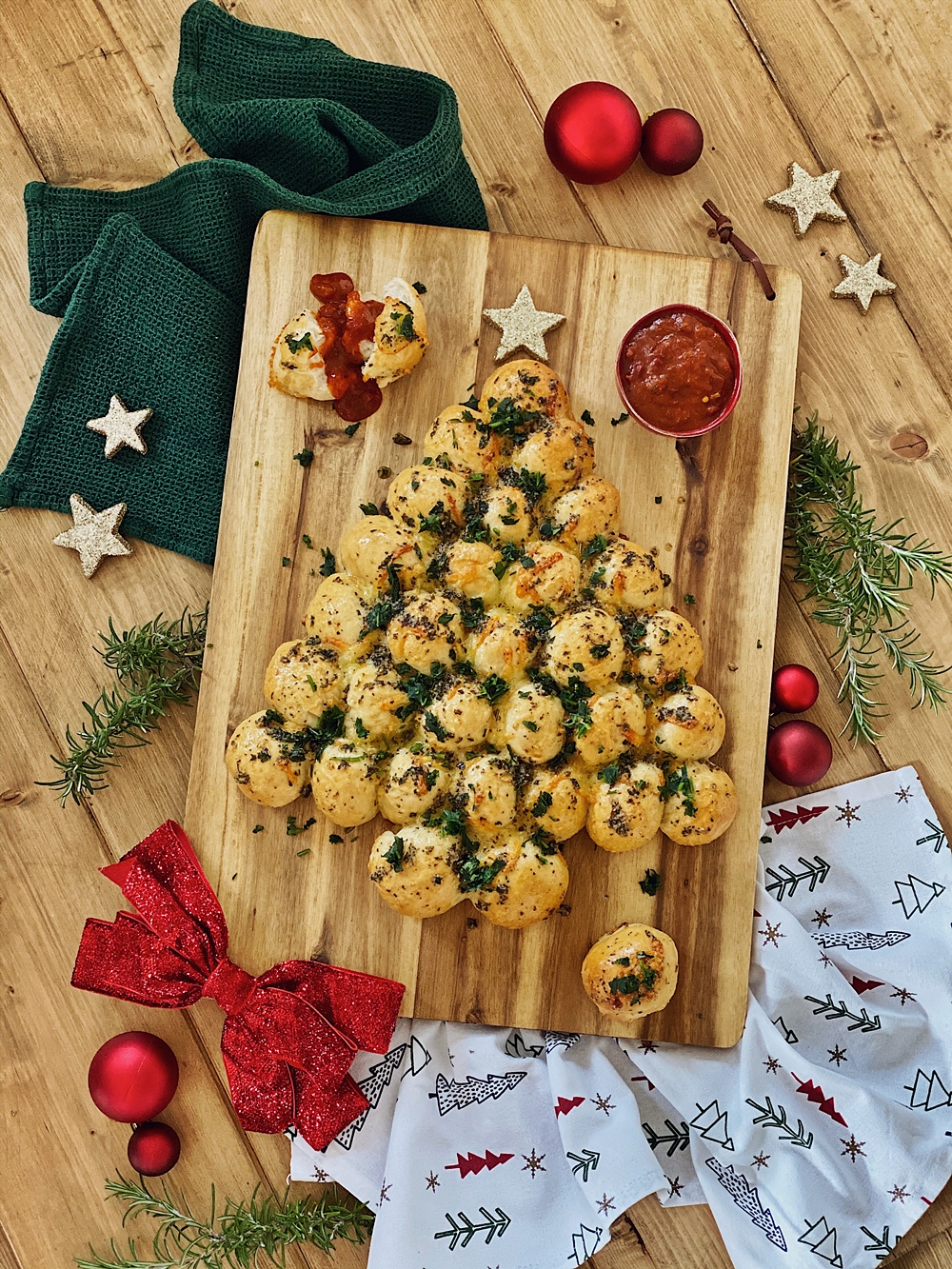 Brötchen-Tannenbaum mit Käsefüllung & Marinara Soße