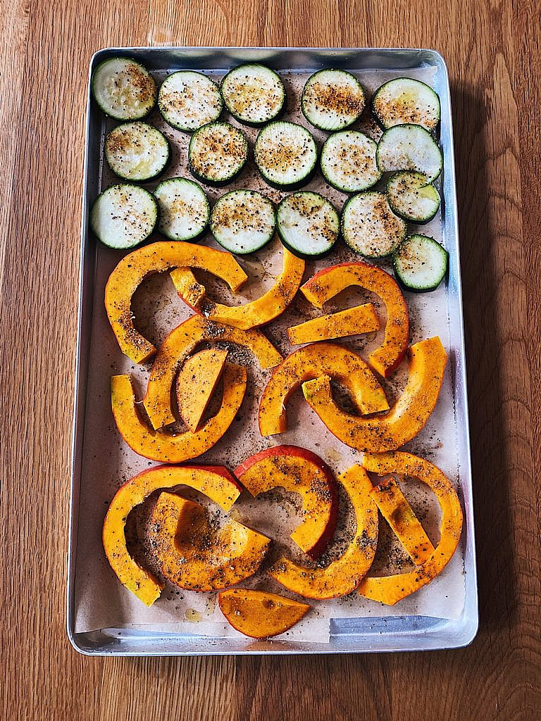 Lachs Bowl mit Kürbis, Zucchini, Pilzen, Bulgur & scharfer Sriracha-Mandel-Soße