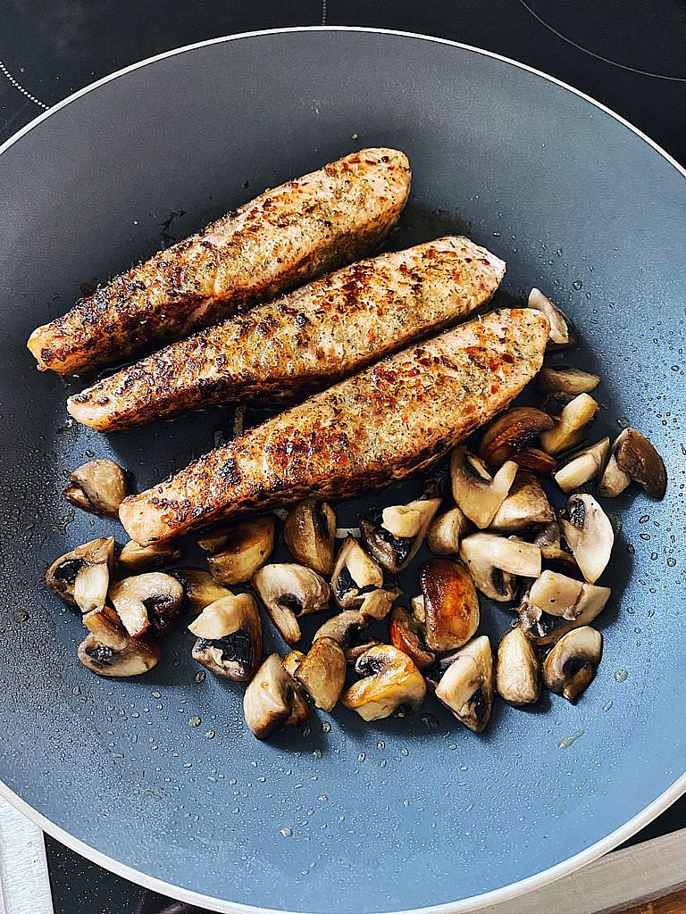 Lachs Bowl mit Kürbis, Zucchini, Pilzen, Bulgur & scharfer Sriracha-Mandel-Soße