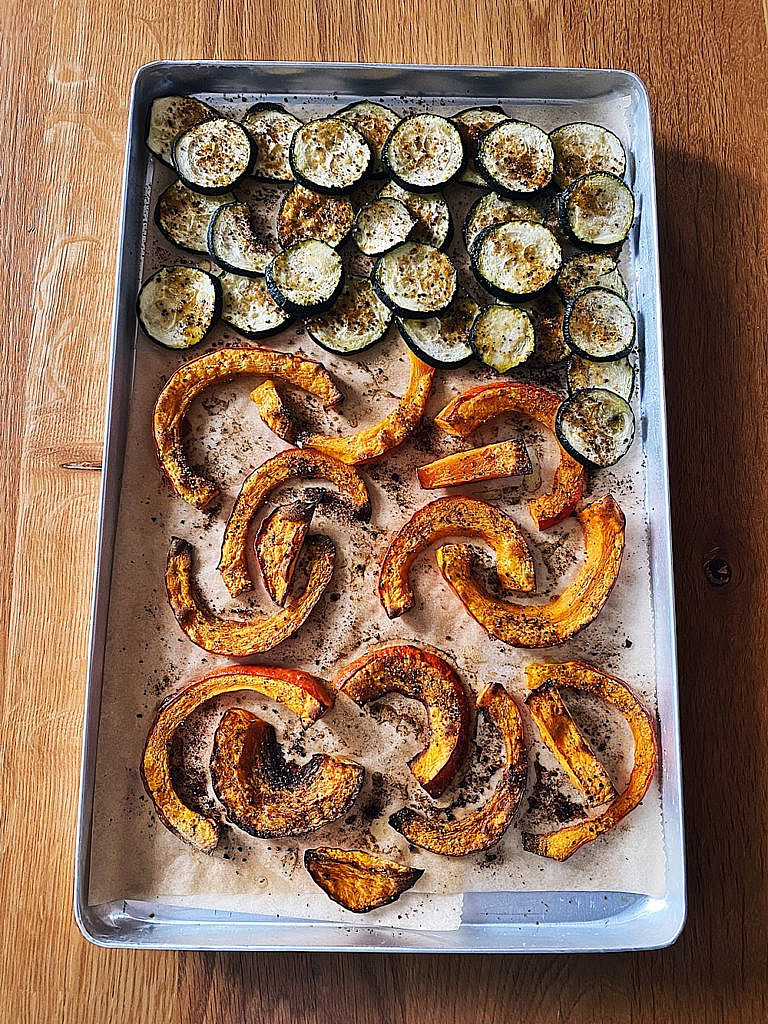 Lachs Bowl mit Kürbis, Zucchini, Pilzen, Bulgur & scharfer Sriracha-Mandel-Soße