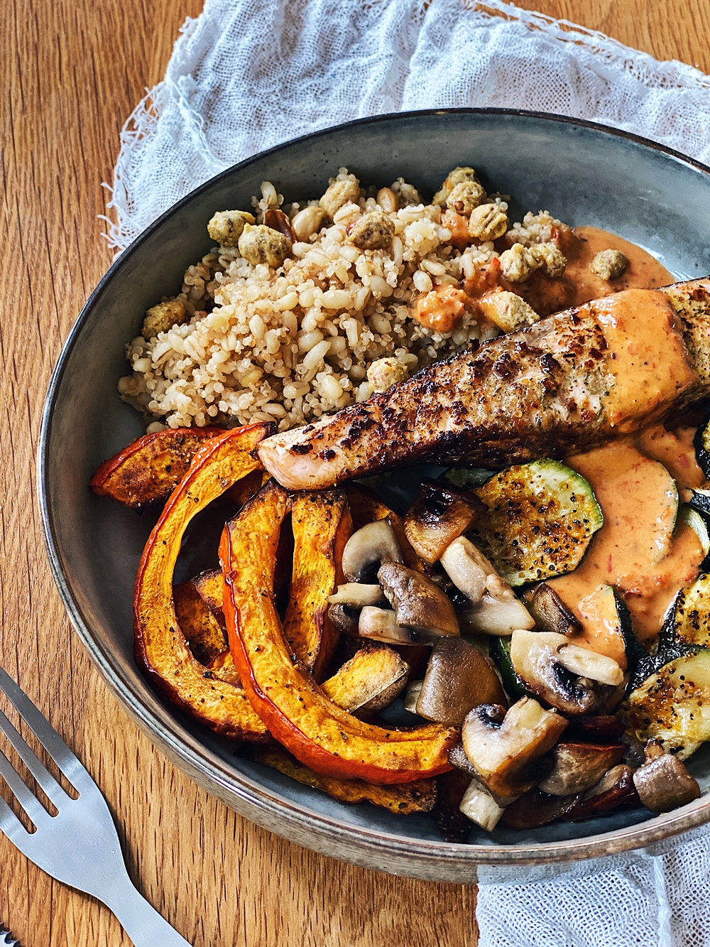 Lachs Bowl mit Kürbis, Zucchini, Pilzen, Bulgur &amp; scharfer Sriracha ...