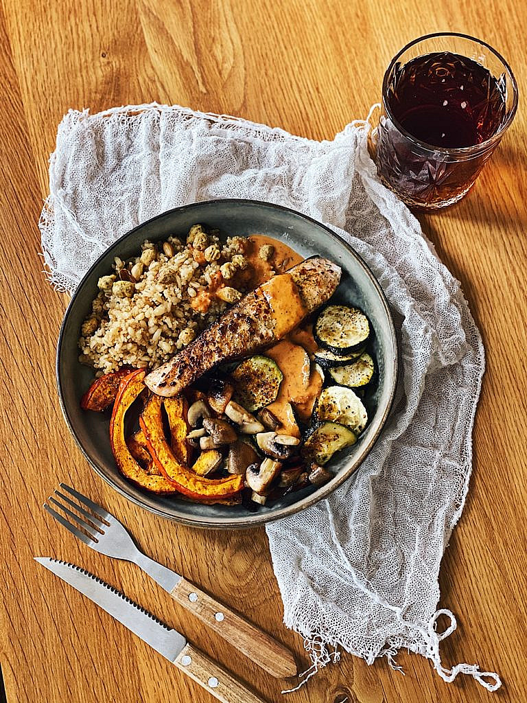 Lachs Bowl mit Kürbis, Zucchini, Pilzen, Bulgur & scharfer Sriracha-Mandel-Soße