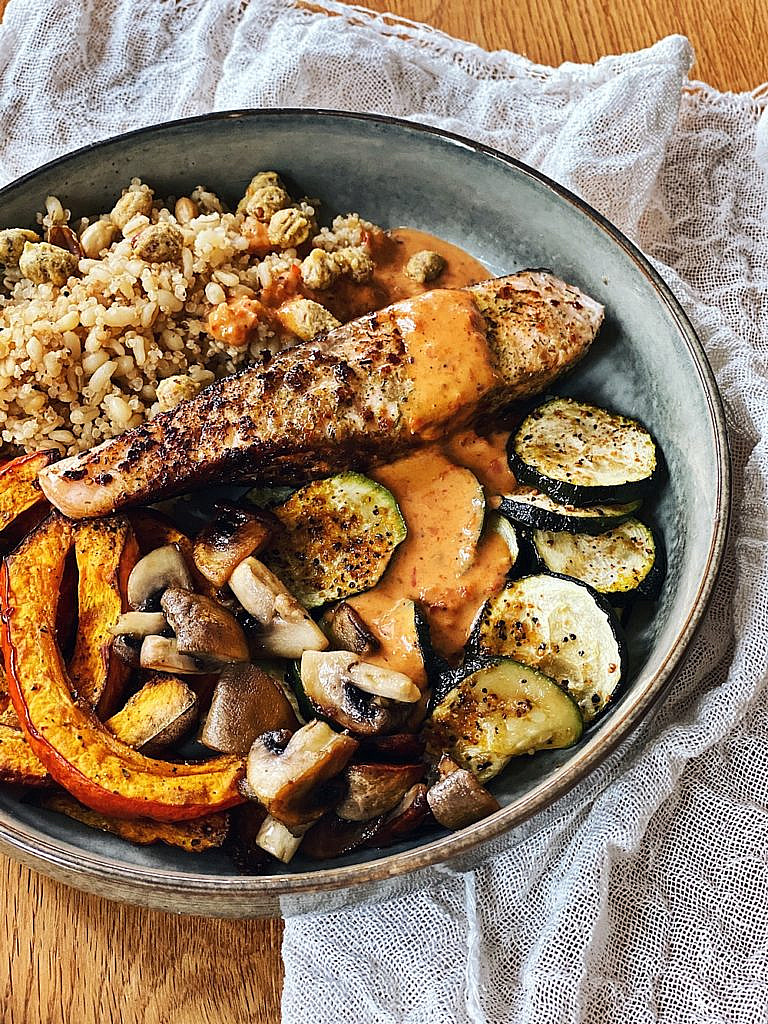 Lachs Bowl mit Kürbis, Zucchini, Pilzen, Bulgur & scharfer Sriracha-Mandel-Soße