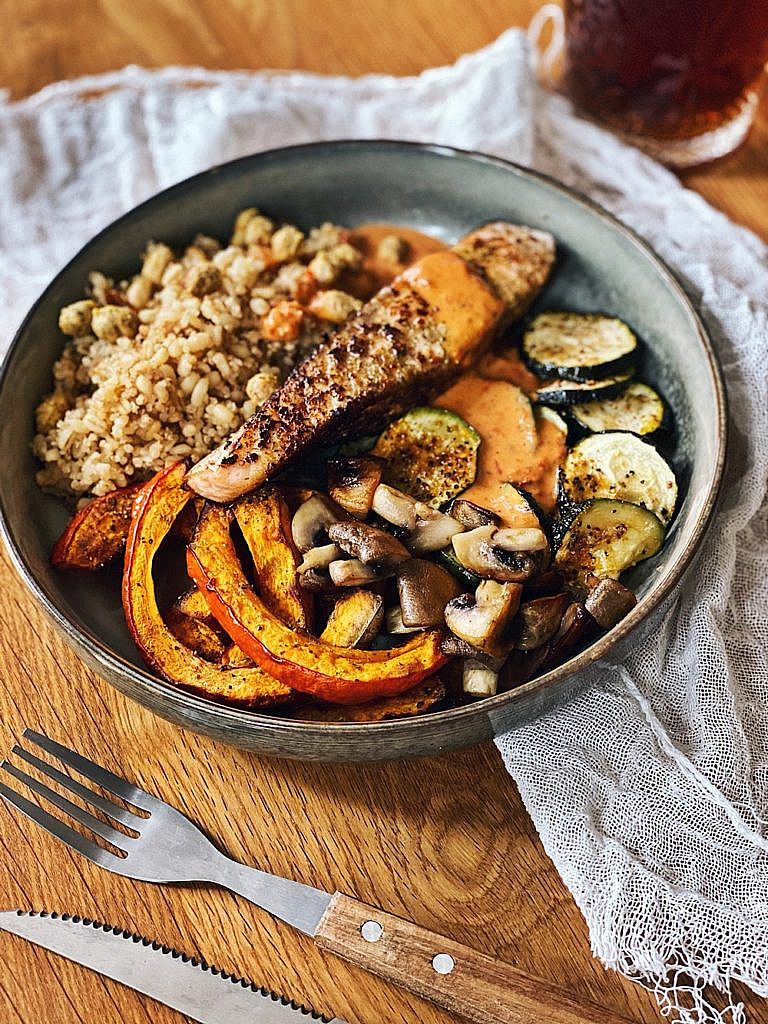 Lachs Bowl mit Kürbis, Zucchini, Pilzen, Bulgur & scharfer Sriracha-Mandel-Soße