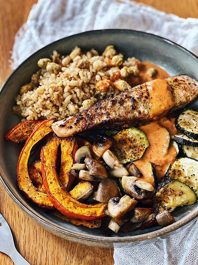 Lachs Bowl mit Kürbis, Zucchini, Pilzen, Bulgur & scharfer Sriracha-Mandel-Soße