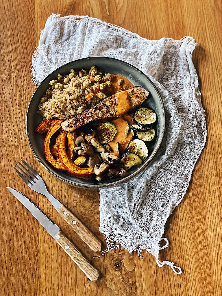 Lachs Bowl mit Kürbis, Zucchini, Pilzen, Bulgur & scharfer Sriracha-Mandel-Soße