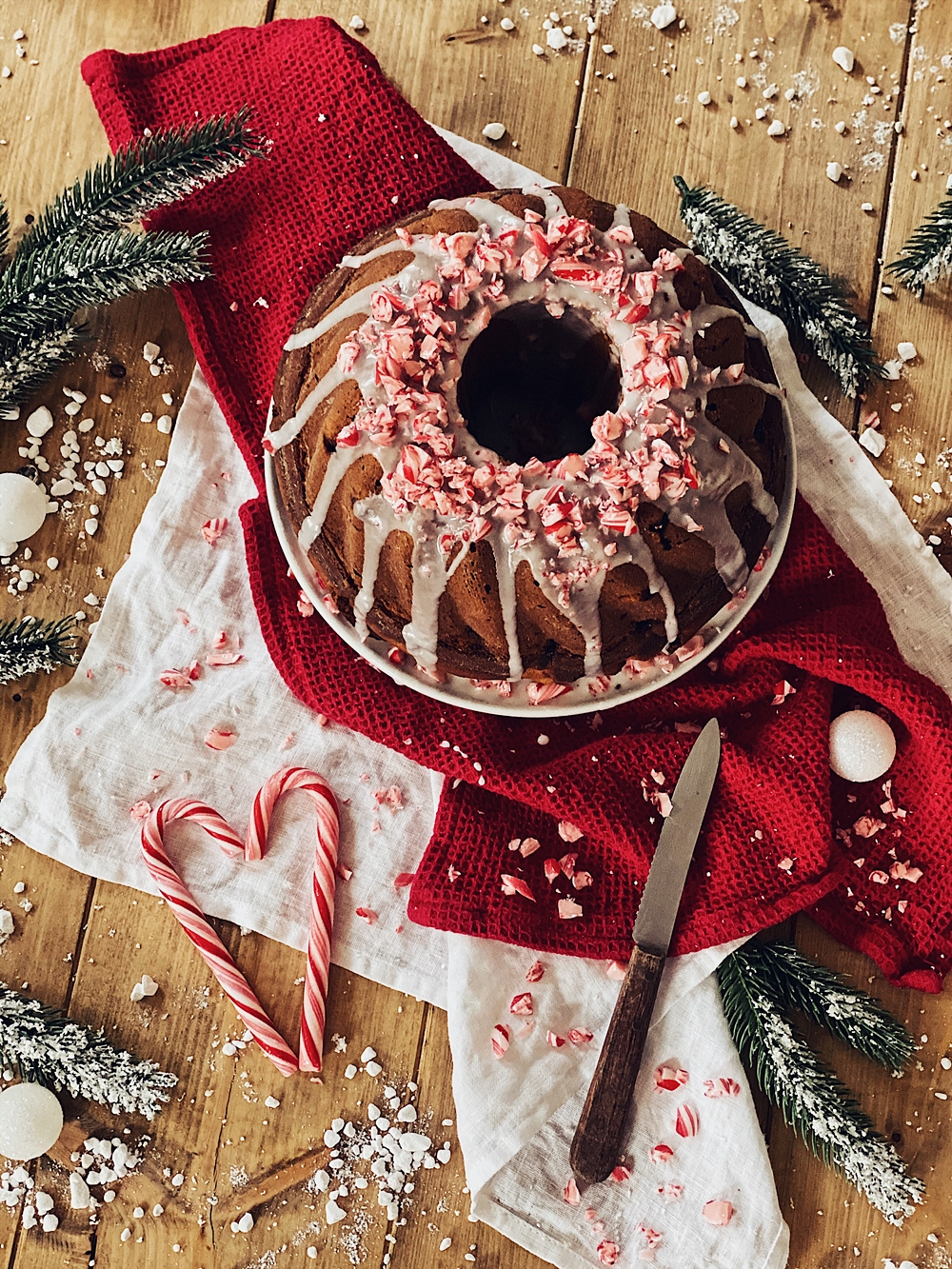 Weihnachtsgugelhupf mit Baileys, Kirschen und Zuckerstangen-Zuckerguss