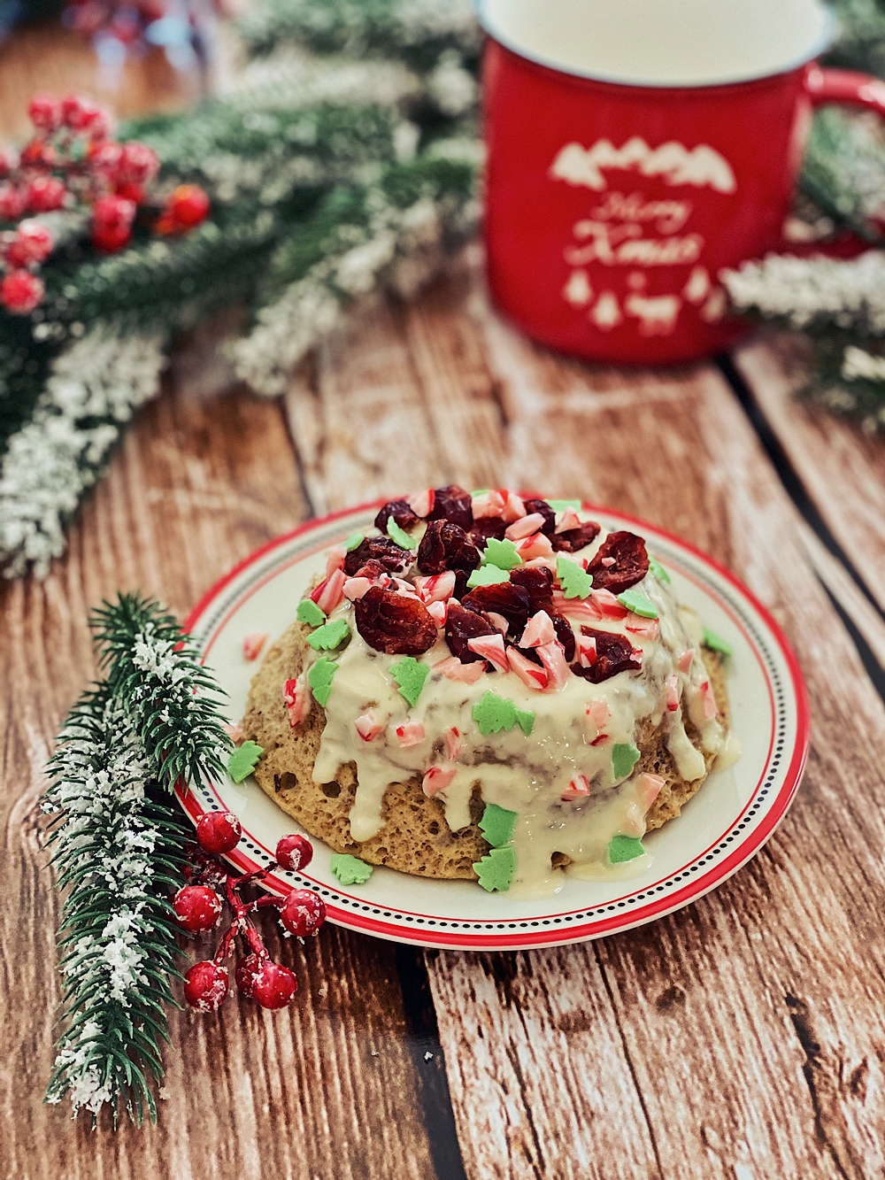 weihnachtlicher Tassenkuchen mit Cranberries und weißer Schokolade