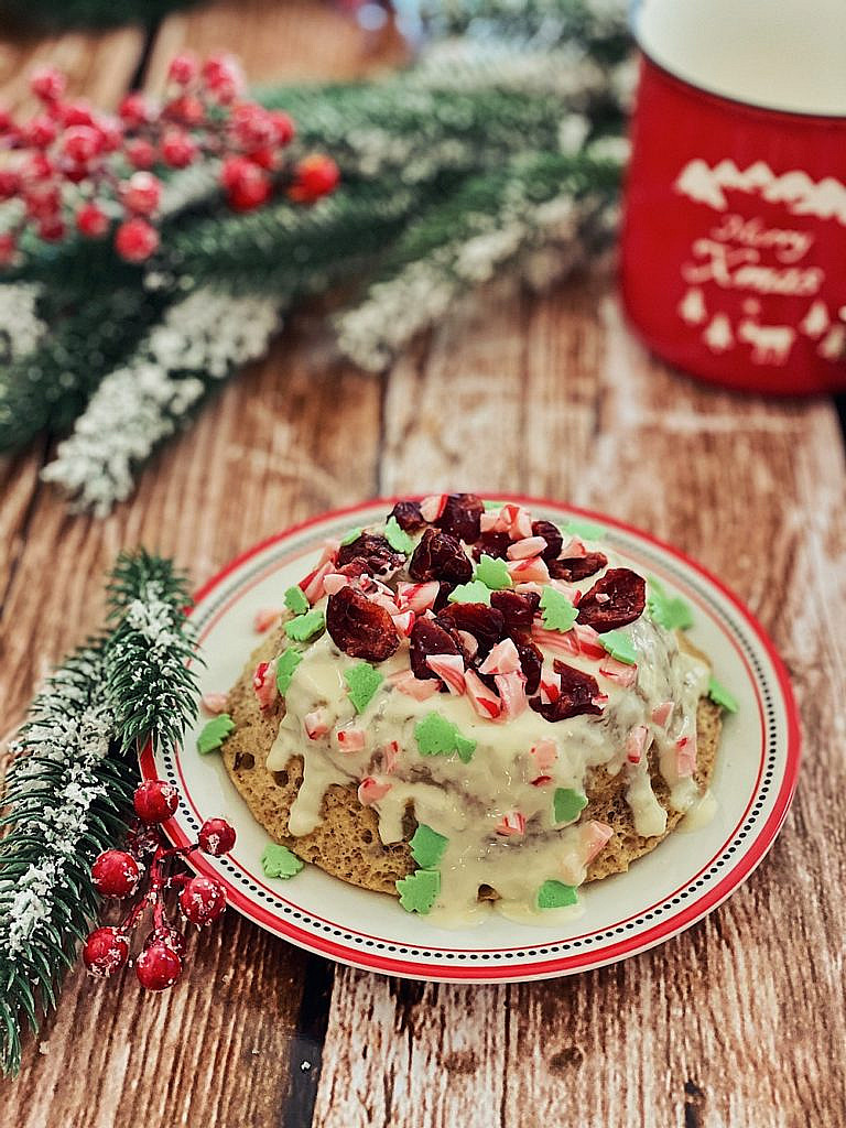 weihnachtlicher Tassenkuchen mit Cranberries und weißer Schokolade