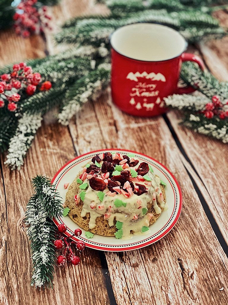 weihnachtlicher Tassenkuchen mit Cranberries und weißer Schokolade