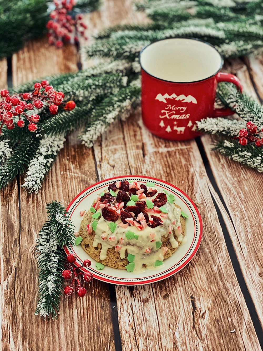 weihnachtlicher Tassenkuchen mit Cranberries und weißer Schokolade