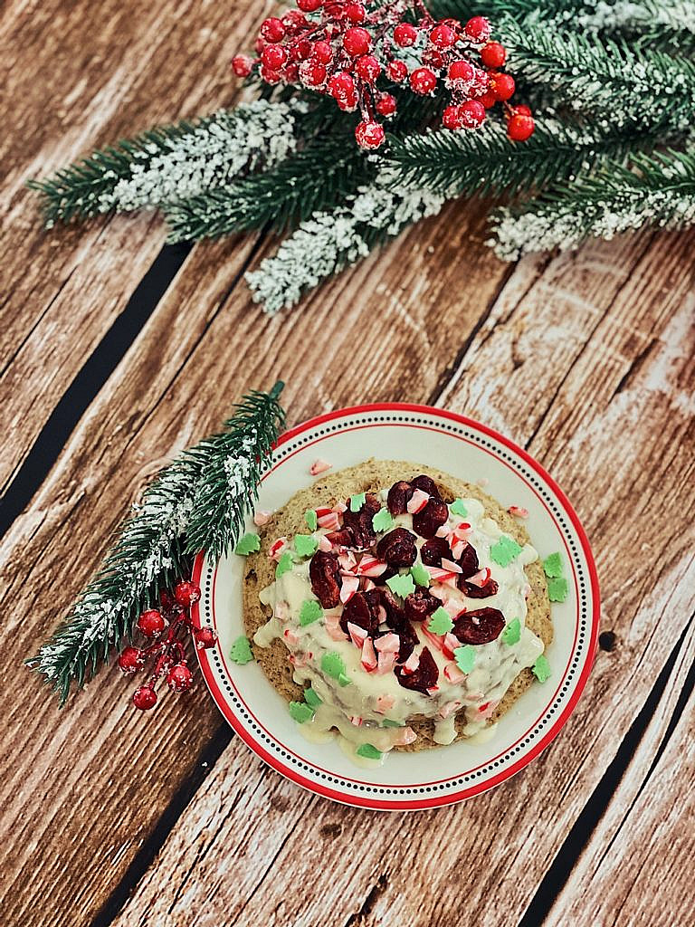 weihnachtlicher Tassenkuchen mit Cranberries und weißer Schokolade