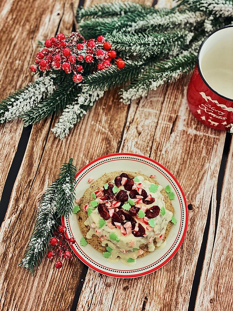 weihnachtlicher Tassenkuchen mit Cranberries und weißer Schokolade