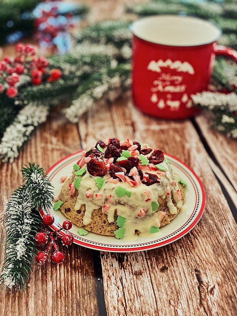 weihnachtlicher Tassenkuchen mit Cranberries und weißer Schokolade