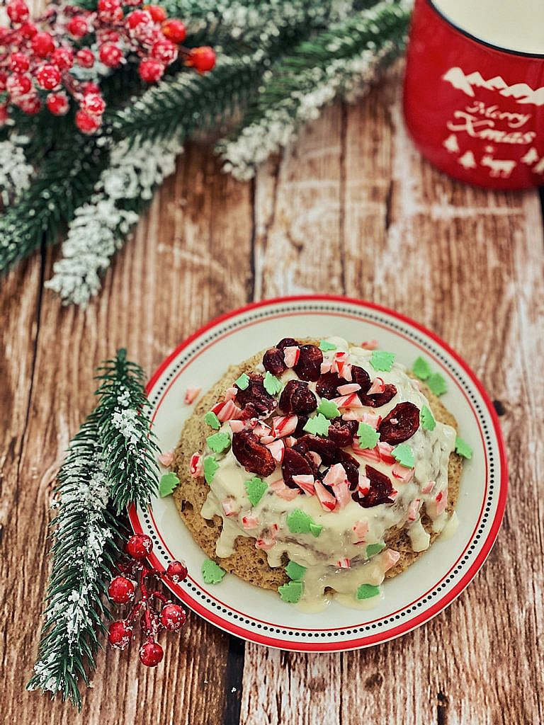 weihnachtlicher Tassenkuchen mit Cranberries und weißer Schokolade