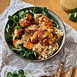 Hähnchen Bowl Bulgur Feldsalat Karotten Mandelsoße