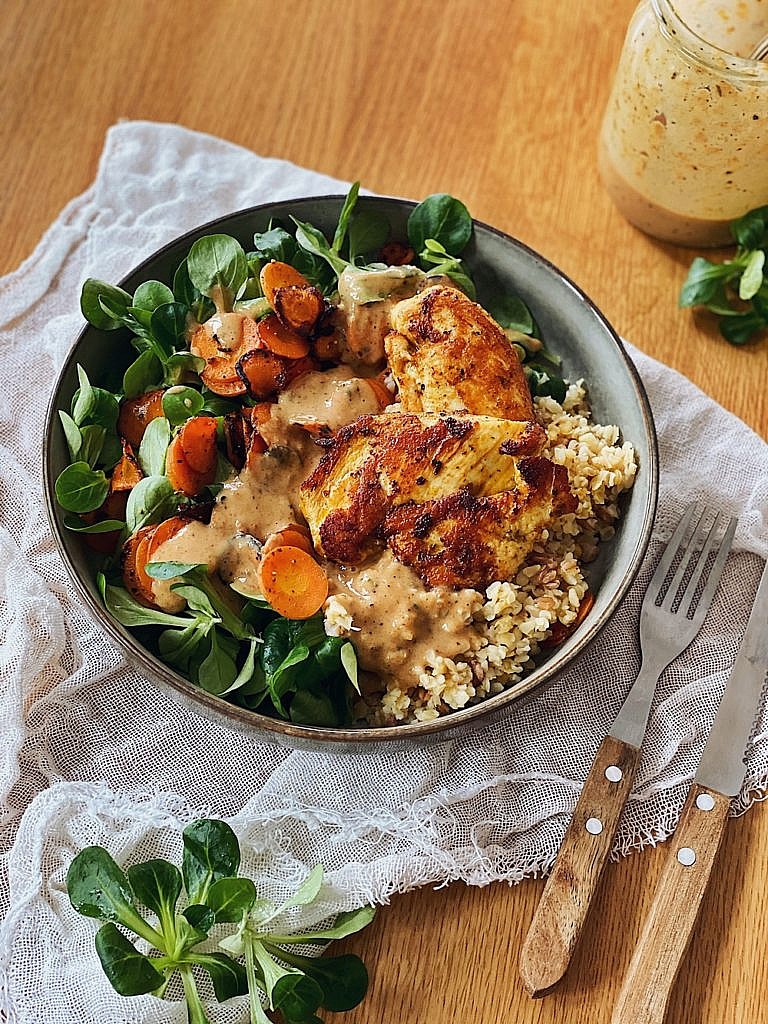 Hähnchen Bowl Bulgur Feldsalat Karotten Mandelsoße