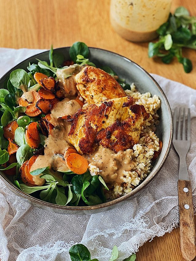 Hähnchen Bowl mit Bulgur, Feldsalat, Karotten und Mandelsoße