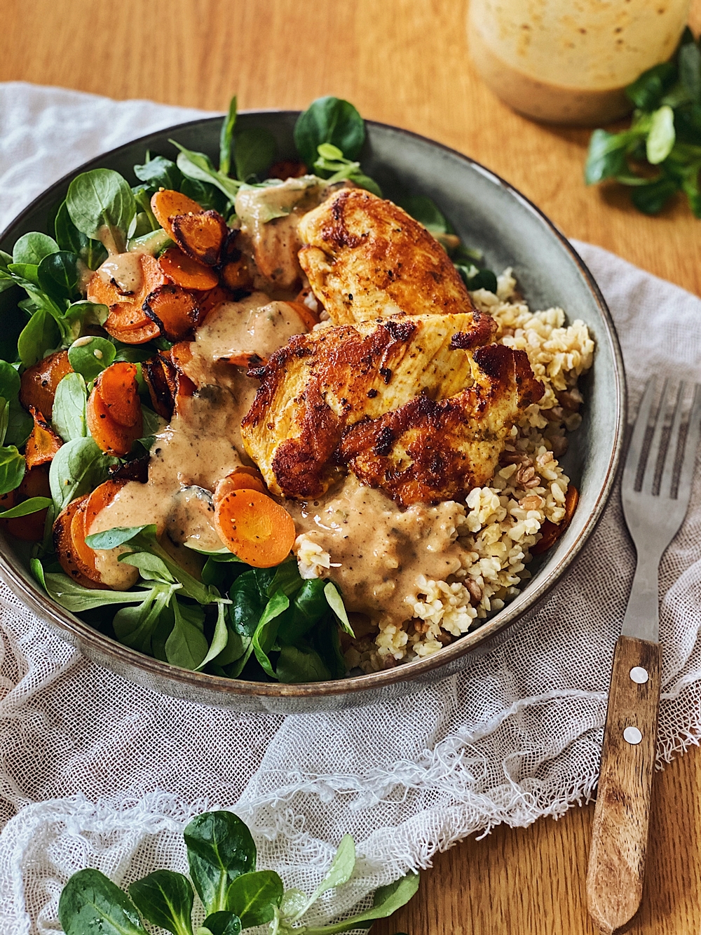 Hähnchen Bowl mit Bulgur, Feldsalat, Karotten und Mandelsoße