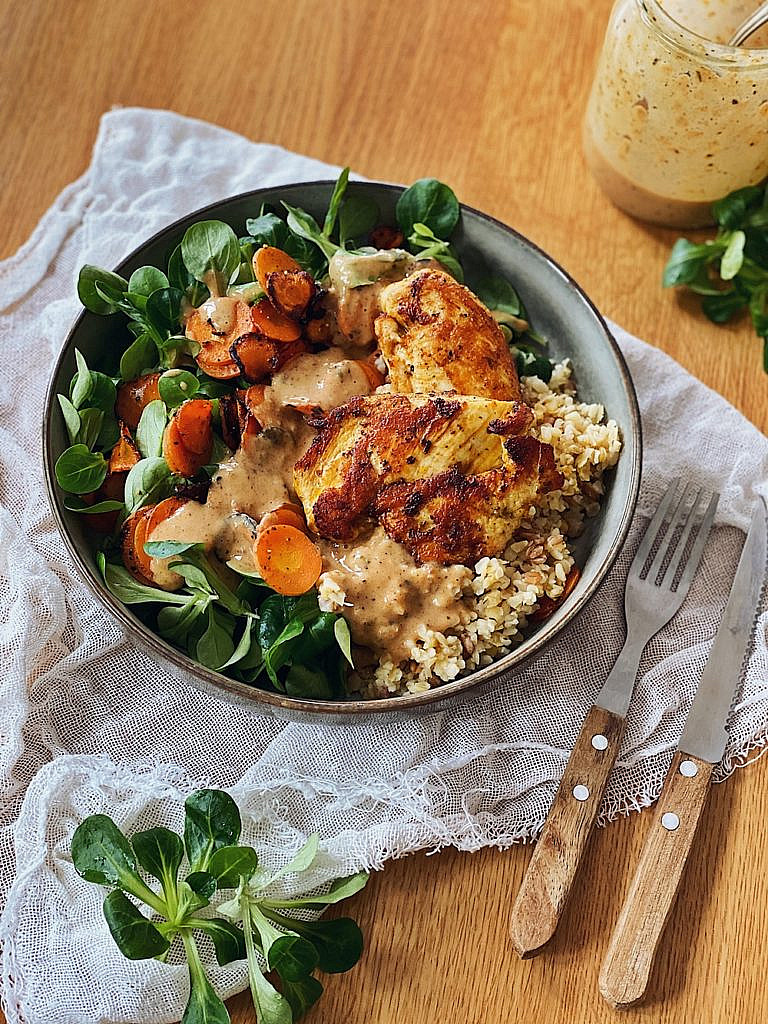 Hähnchen Bowl Bulgur Feldsalat Karotten Mandelsoße