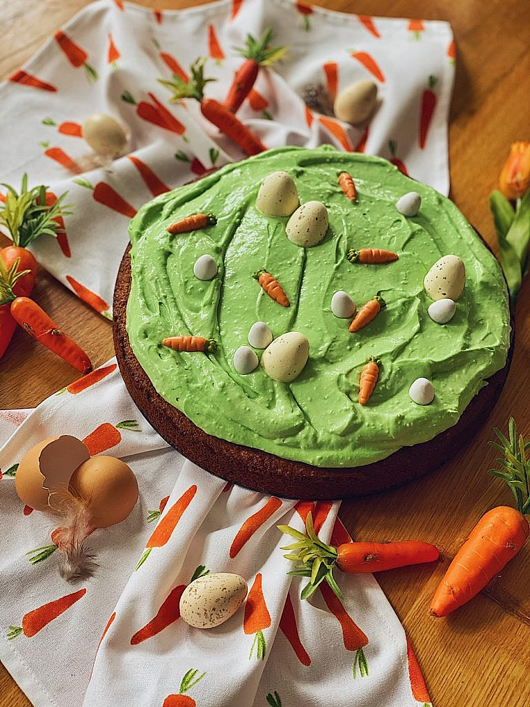 Osterkuchen - Karottenkuchen mit Ostereierwiese
