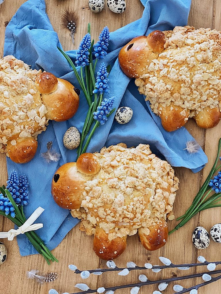 Streusel Schäfchen - Osterlämmchen aus Hefeteig mit Mandel-Vanille-Streusel