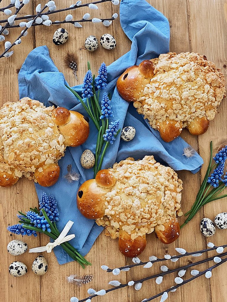 Streusel Schäfchen - Osterlämmchen aus Hefeteig mit Mandel-Vanille-Streusel