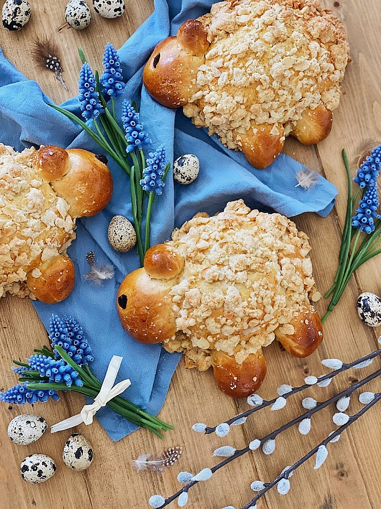 Streusel Schäfchen - Osterlämmchen aus Hefeteig mit Mandel-Vanille-Streusel