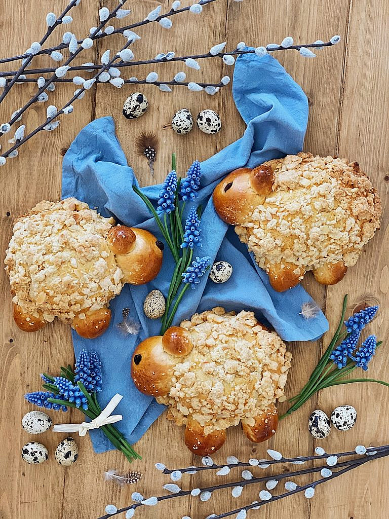 Streusel Schäfchen - Osterlämmchen aus Hefeteig mit Mandel-Vanille-Streusel