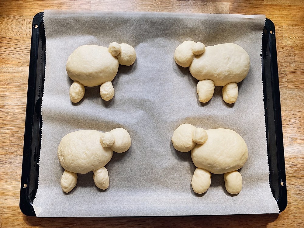 Streusel Schäfchen - Osterlämmchen aus Hefeteig mit Mandel-Vanille-Streusel