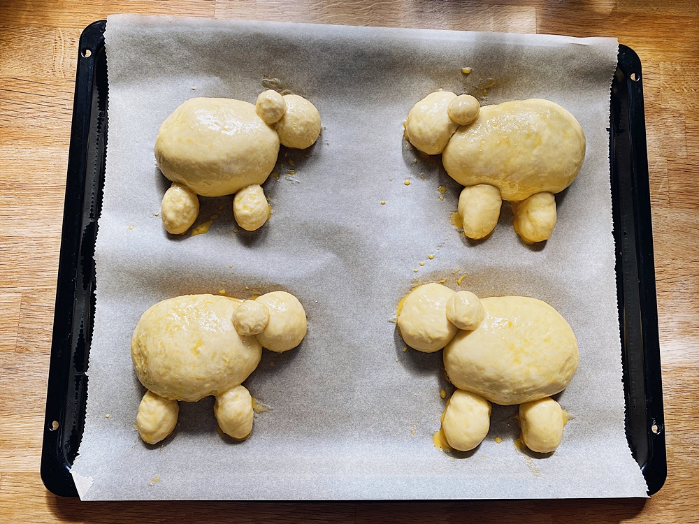 Streusel Schäfchen - Osterlämmchen aus Hefeteig mit Mandel-Vanille-Streusel