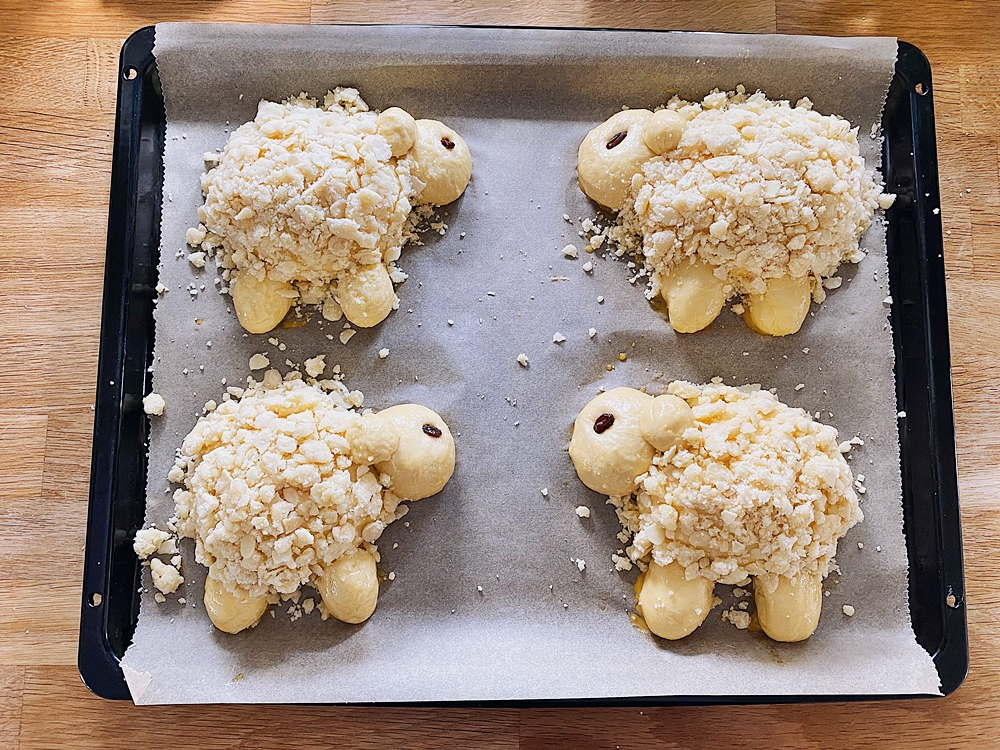 Streusel Schäfchen - Osterlämmchen aus Hefeteig mit Mandel-Vanille-Streusel