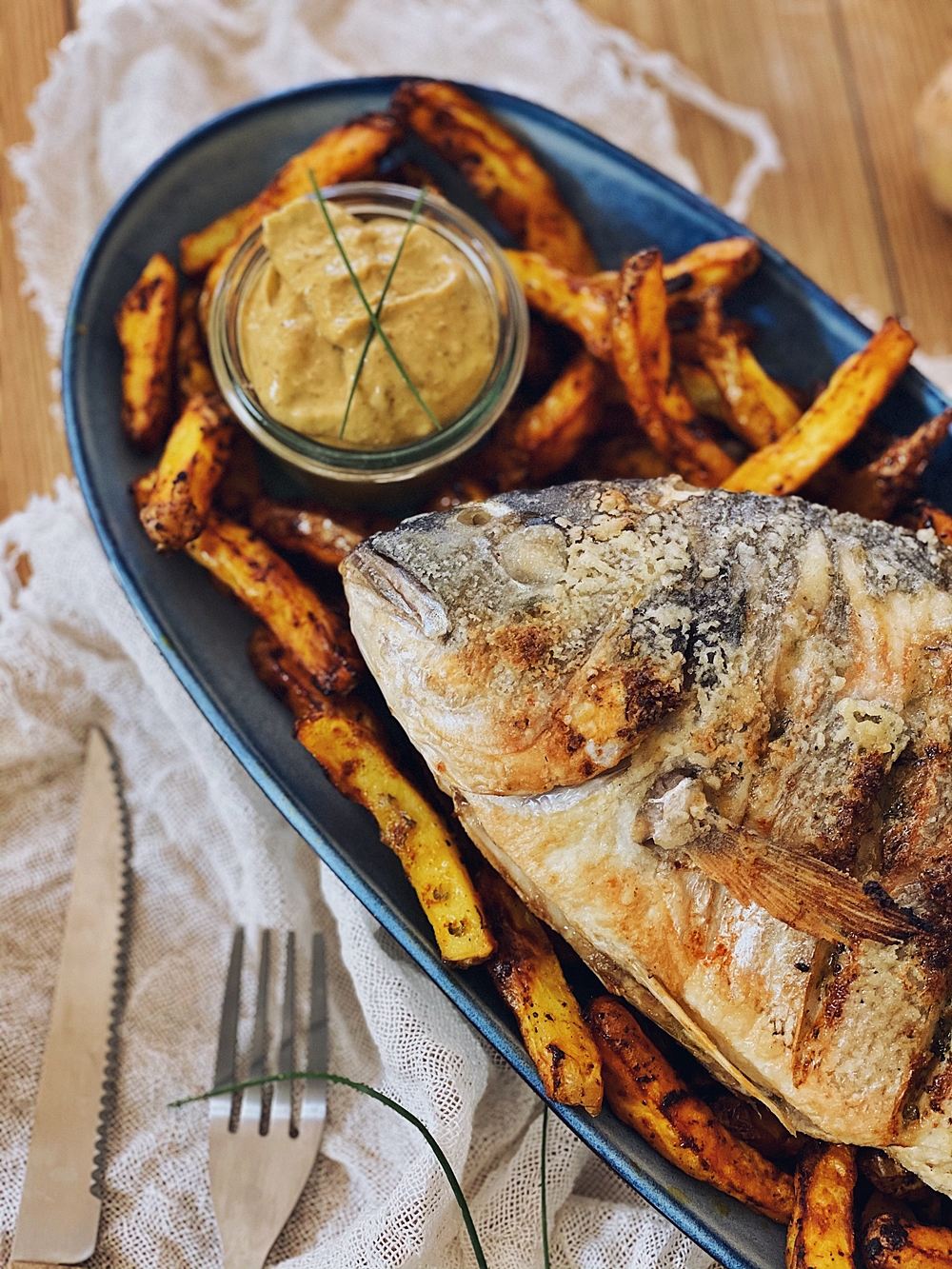 gegrillte Dorade mit knusprigen Pommes und grünem Pesto Dip