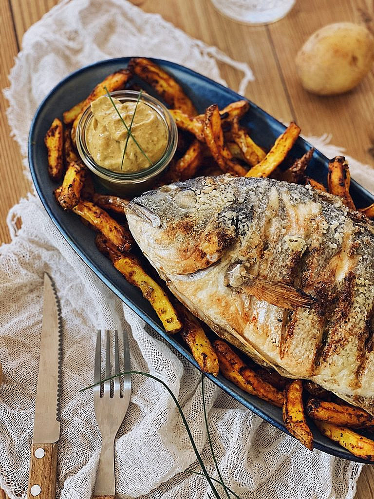 gegrillte Dorade mit knusprigen Pommes und grünem Pesto Dip