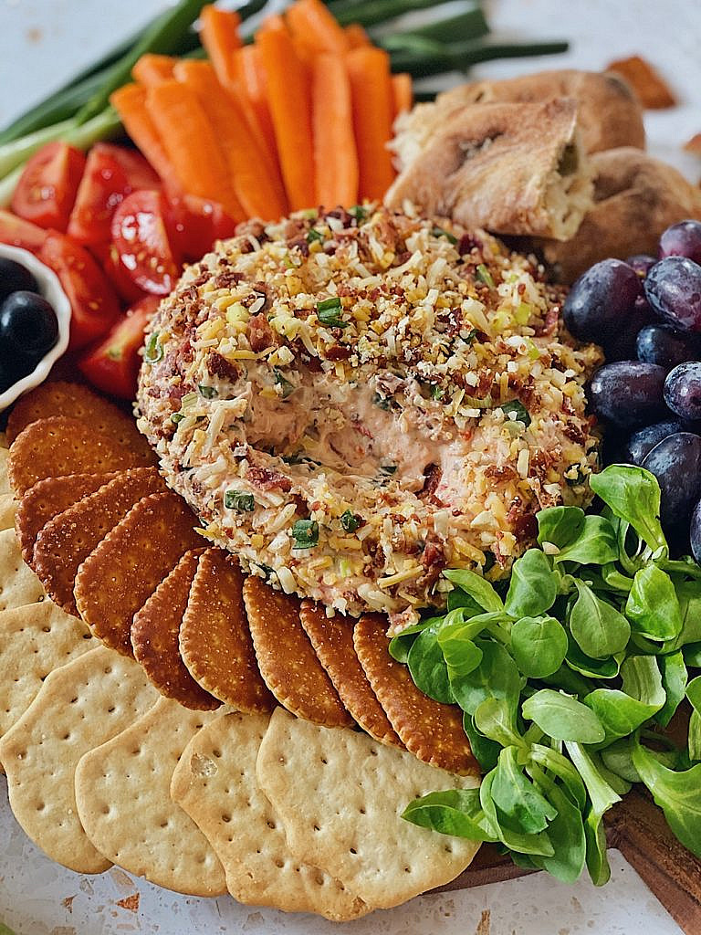 Cheese Ball mit Bacon, Cheddar und Frühlingszwiebeln