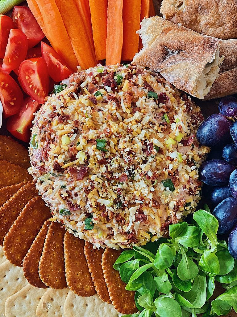 Cheese Ball mit Bacon, Cheddar und Frühlingszwiebeln