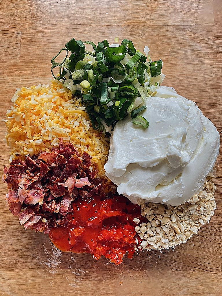 Cheese Ball mit Bacon, Cheddar und Frühlingszwiebeln