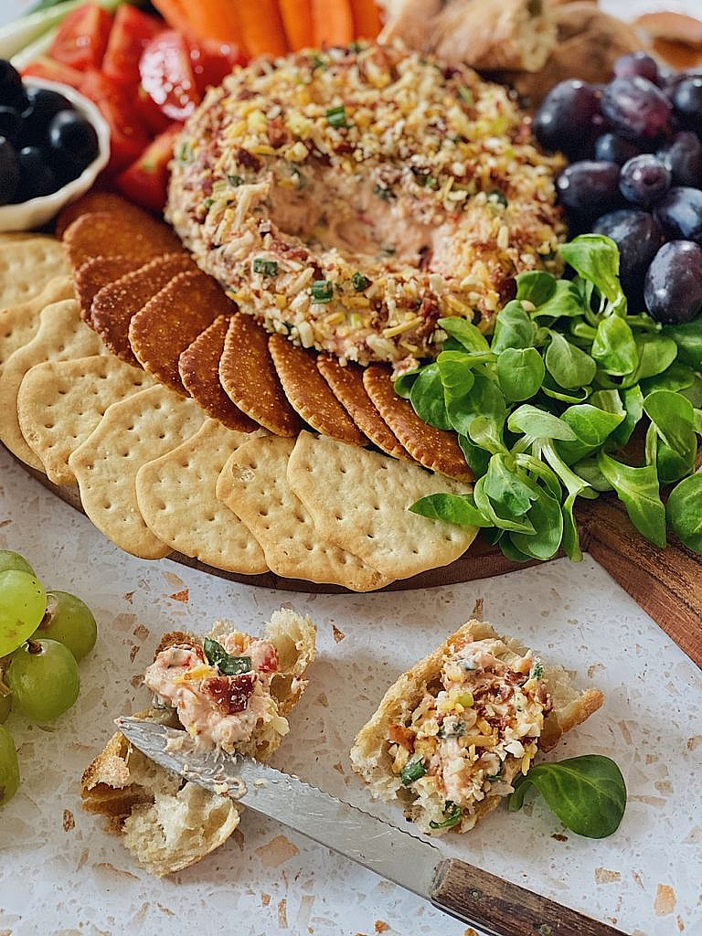 Cheese Ball mit Bacon, Cheddar und Frühlingszwiebeln