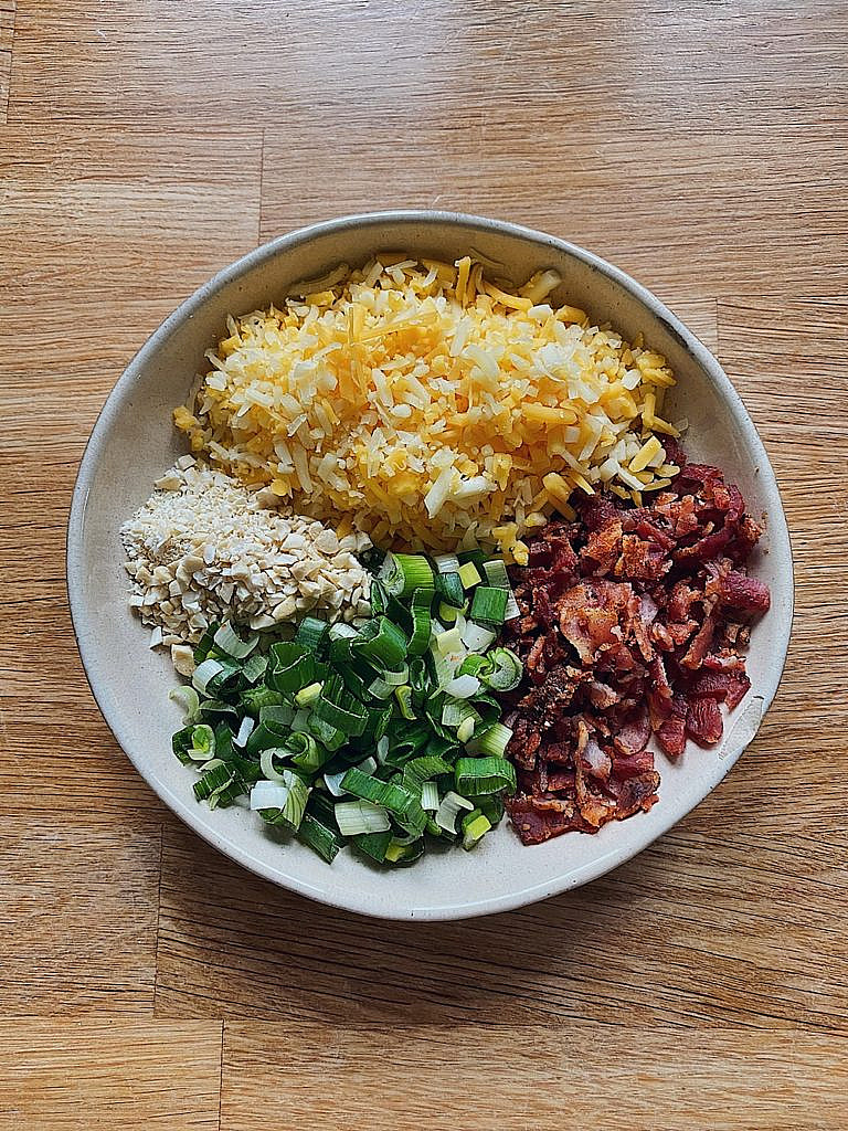 Cheese Ball mit Bacon, Cheddar und Frühlingszwiebeln