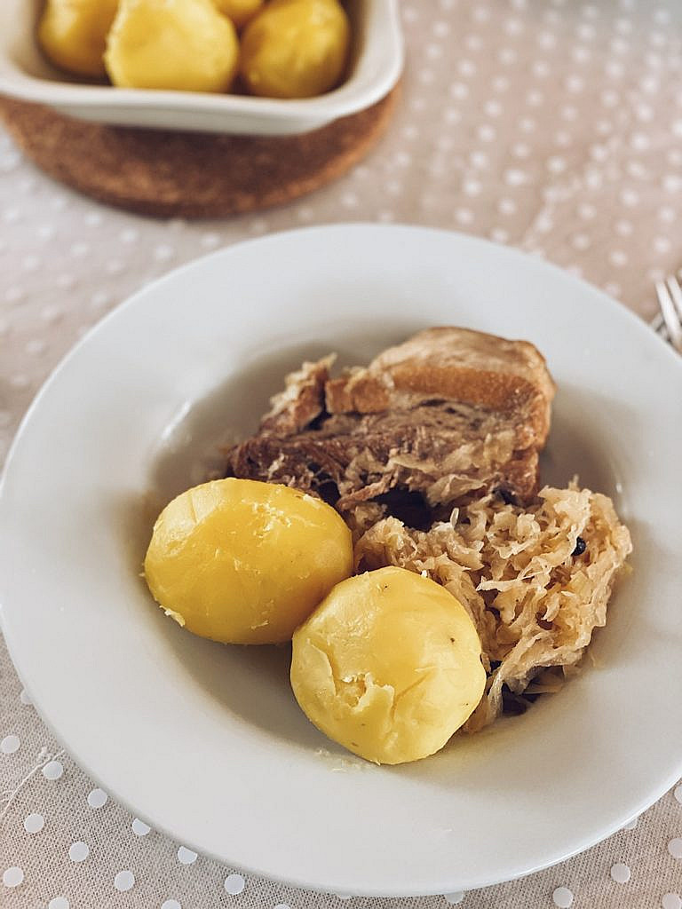 Kraut und Fleisch - fränkisches Sauerkraut mit Schweinebauch und Kartoffeln