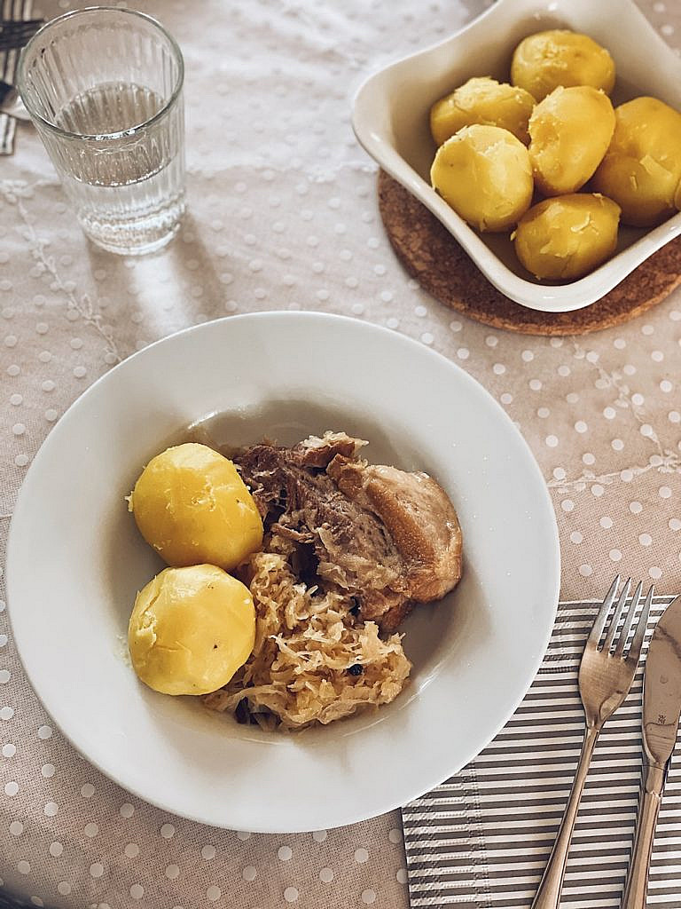 Kraut und Fleisch - fränkisches Sauerkraut mit Schweinebauch und Kartoffeln