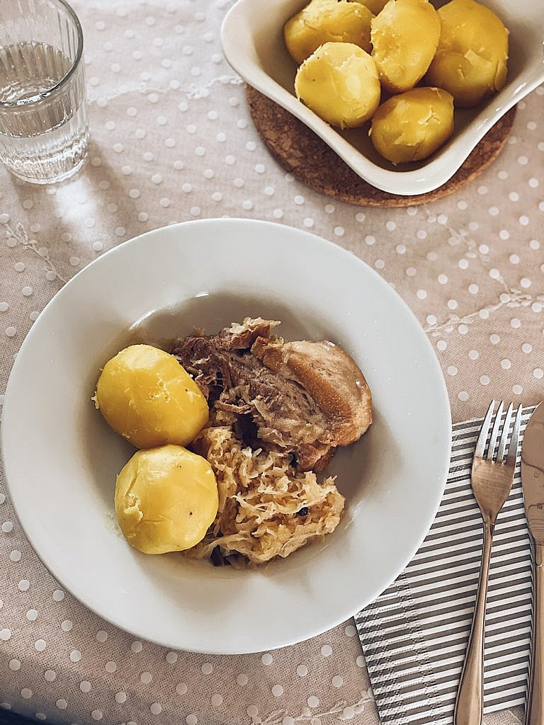 Kraut und Fleisch - fränkisches Sauerkraut mit Schweinebauch und Kartoffeln