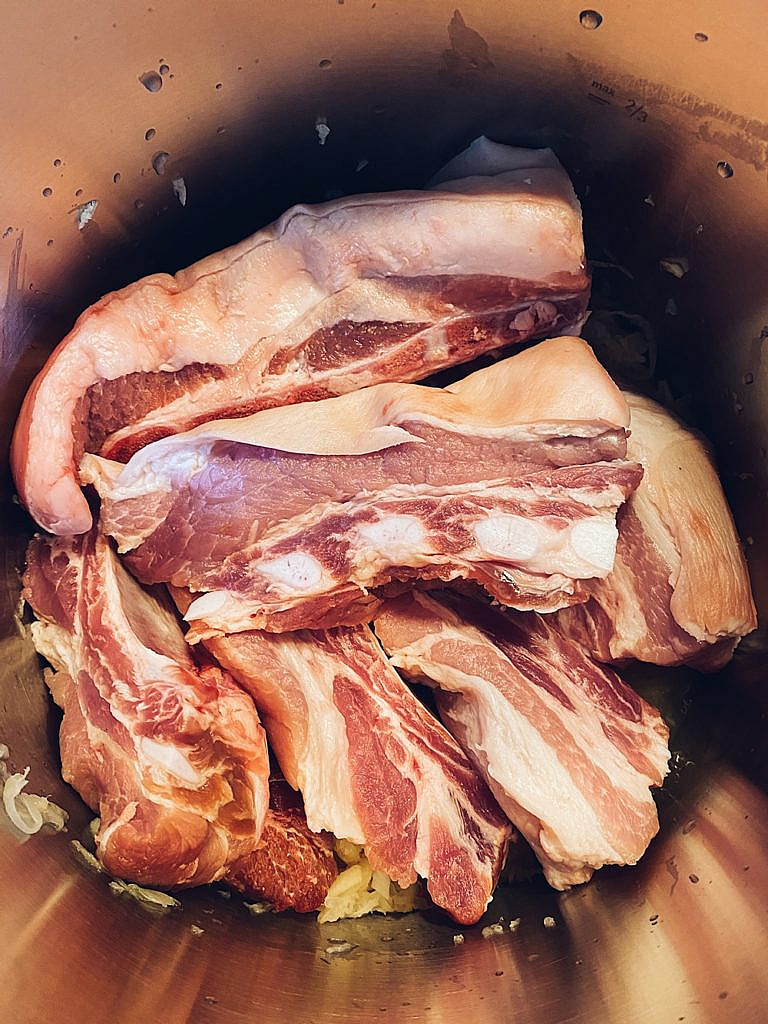 Kraut und Fleisch - fränkisches Sauerkraut mit Schweinebauch und Kartoffeln